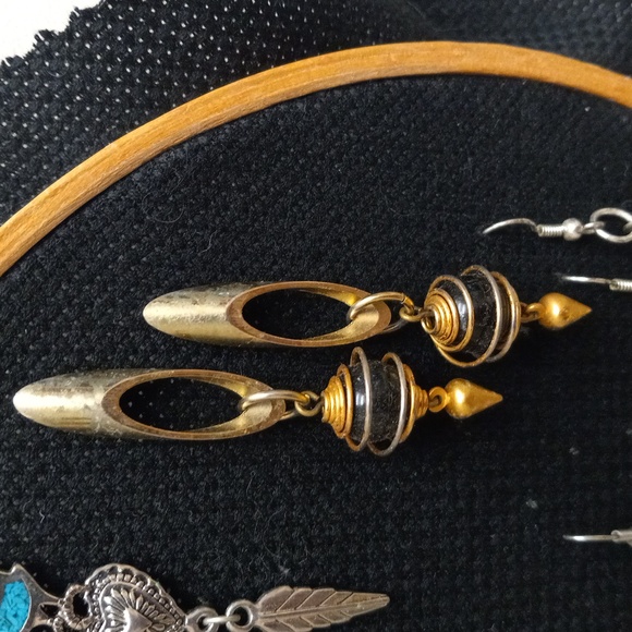 10 pairs of assorted costume earrings. Made from various materials. - Picture 4 of 11